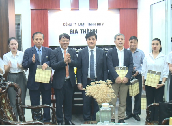 Ông Tsukahara Masanori chuyên gia dự án Jica Cơ quan hợp tác Quốc tế Nhật Bản và Ls.Ts Đỗ Ngọc Thịnh - Chủ tịch Liên đoàn Luật sư Việt Nam đến thăm, làm việc với Đoàn Luật sư tỉnh Quảng Bình
