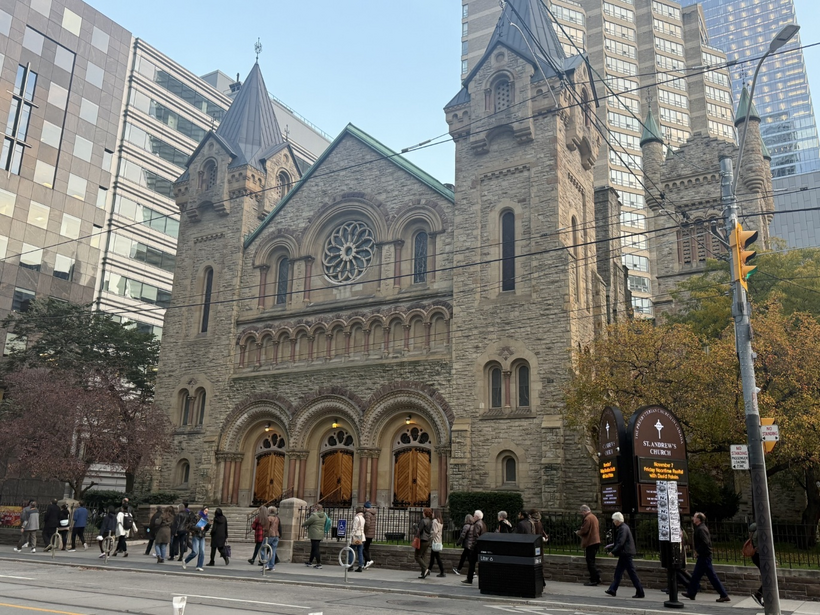 Nhà thờ Thánh Andrew gần Trung tâm Hội nghị thường niên IBA.