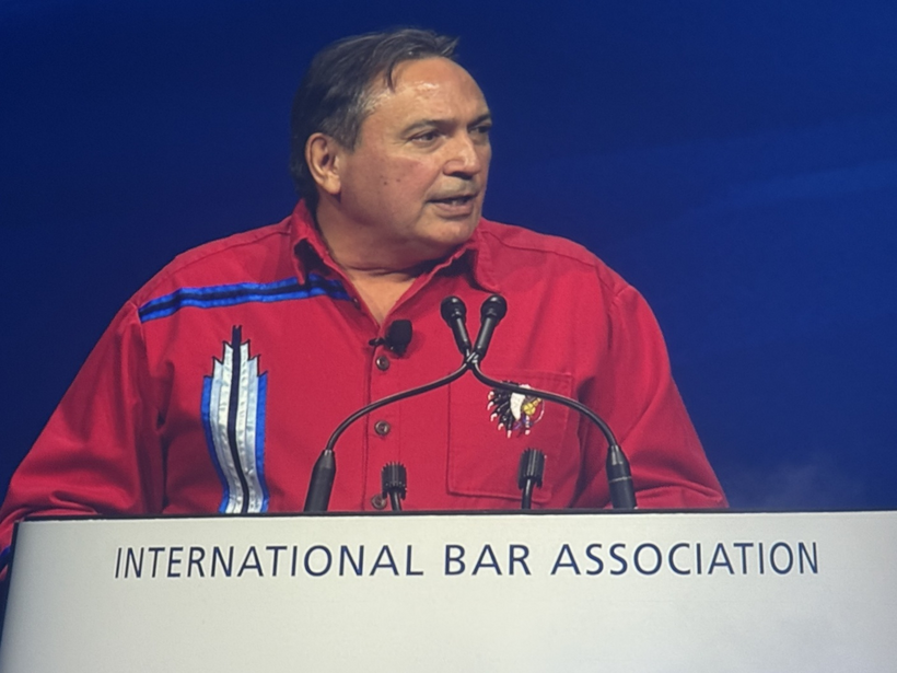 Trang phục mang màu sắc văn hóa của Tộc trưởng Perry Bellegrade khi phát biểu tại Lễ khai mạc.