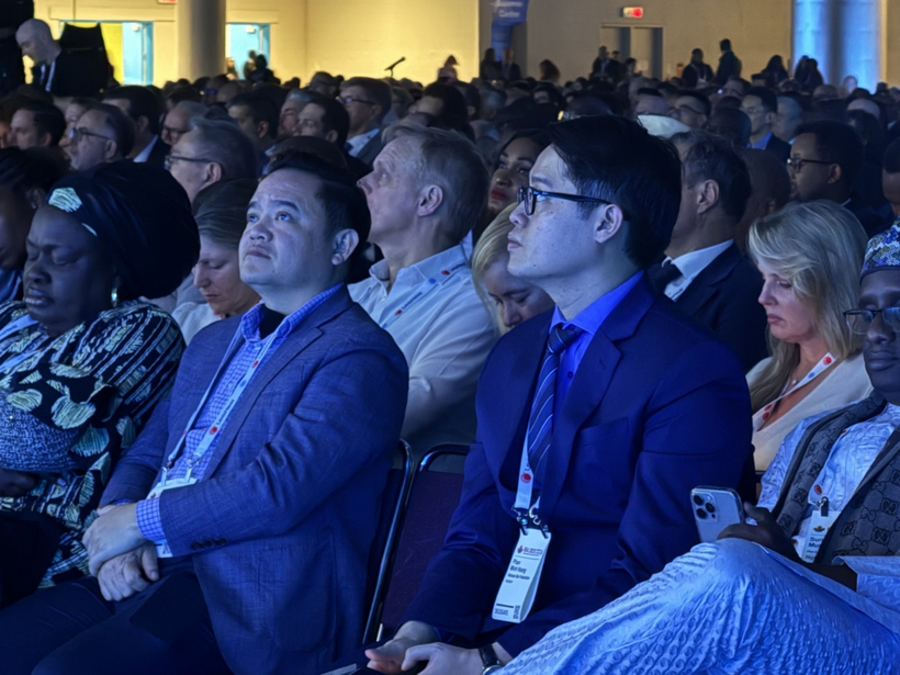 Các đại biểu tham dự Lễ khai mạc chú ý lắng nghe câu chuyện của bà Rosalie Silberman Abella.