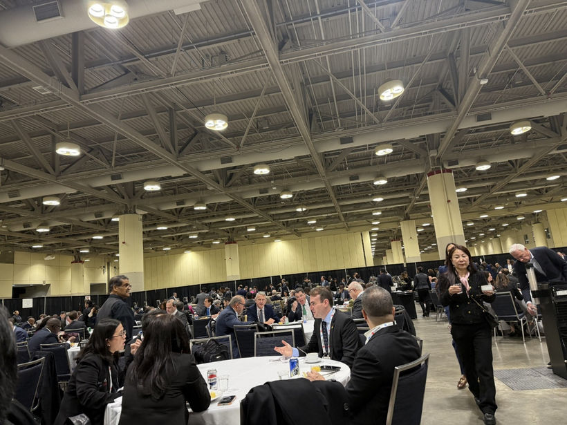 Các luật sư tranh thủ ăn trưa tại chỗ và kết nối trao đổi nghề nghiệp.