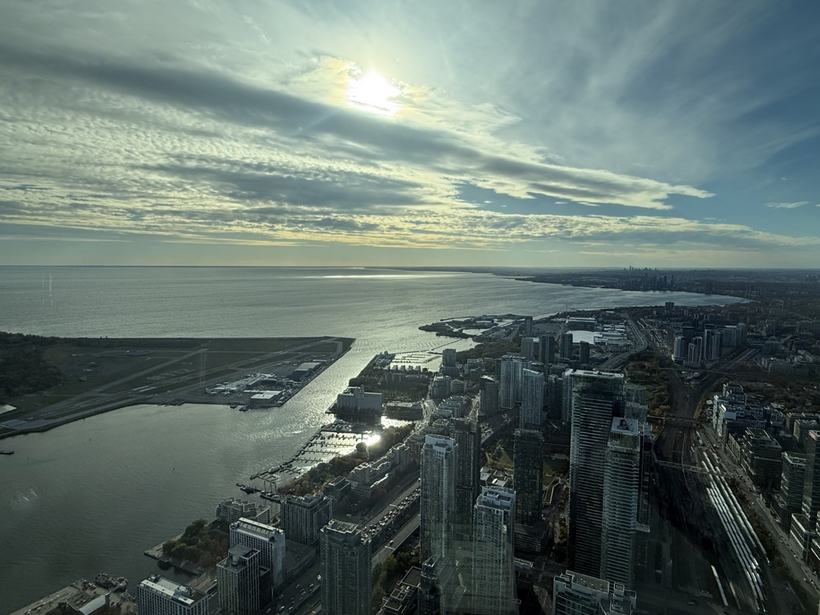 Biển hồ nhìn từ Tháp CN Toronto cao 553m cuối giờ chiều ngày 04/11/2025.