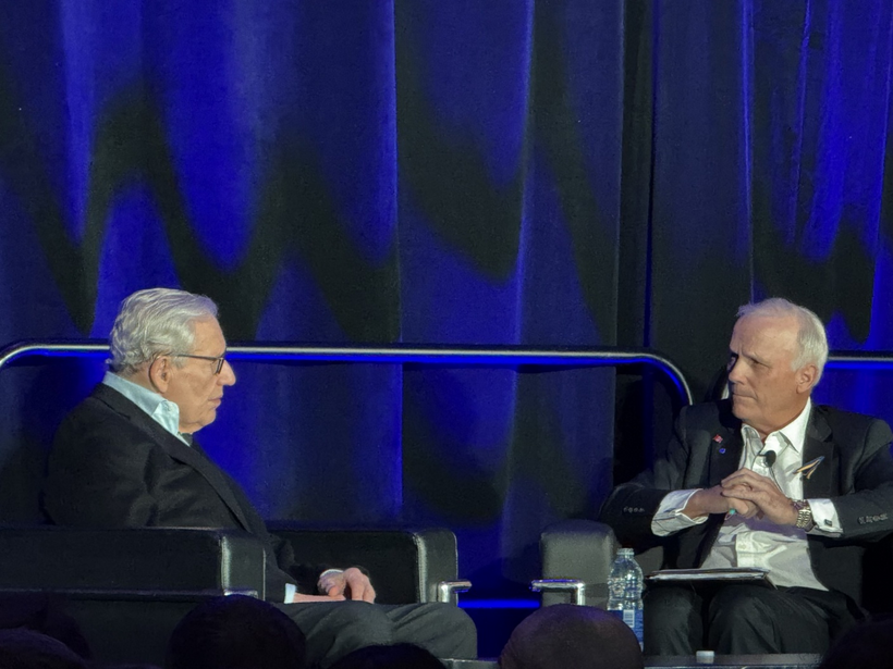 Giám đốc điều hành IBA Mark Ellis (bên phải) đặt câu hỏi với nhà báo Bob Woodward vào chiều 04/11/2025.