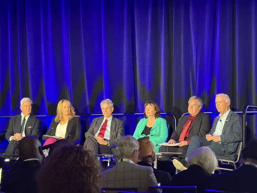 ác diễn giả của chuyên đề “Một cuộc trò chuyện về luật pháp quốc tế dưới thời Tổng thống D. Trump”.