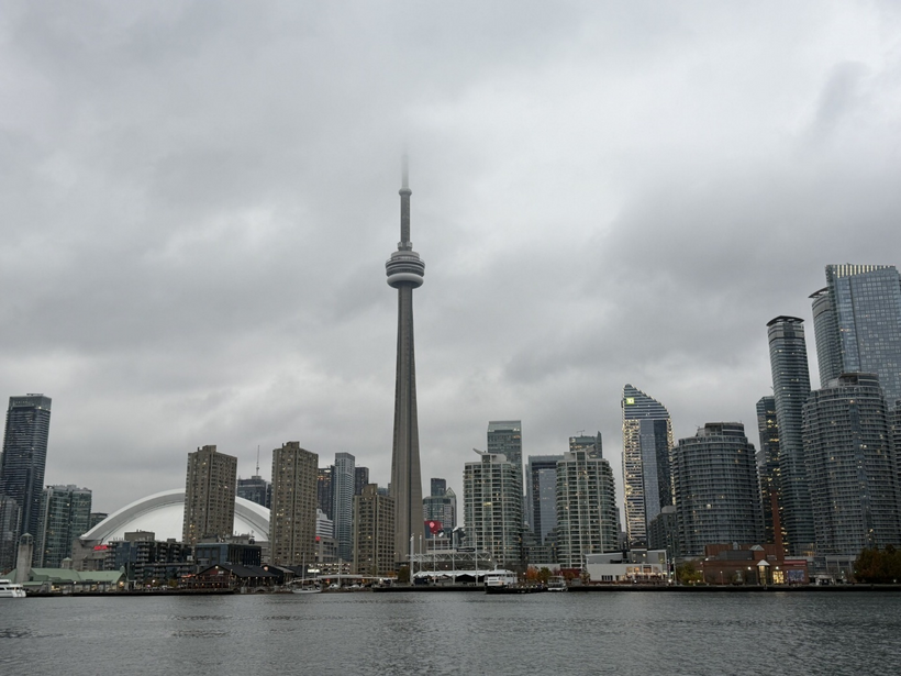 Toronto nhìn từ trên tàu chạy trên Biển hồ trong một chiều cuối tuần lạnh giá.