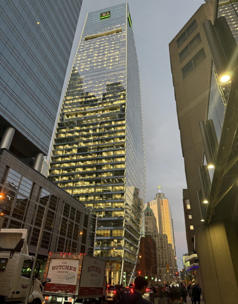 Đường phố Toronto trước hoàng hôn.