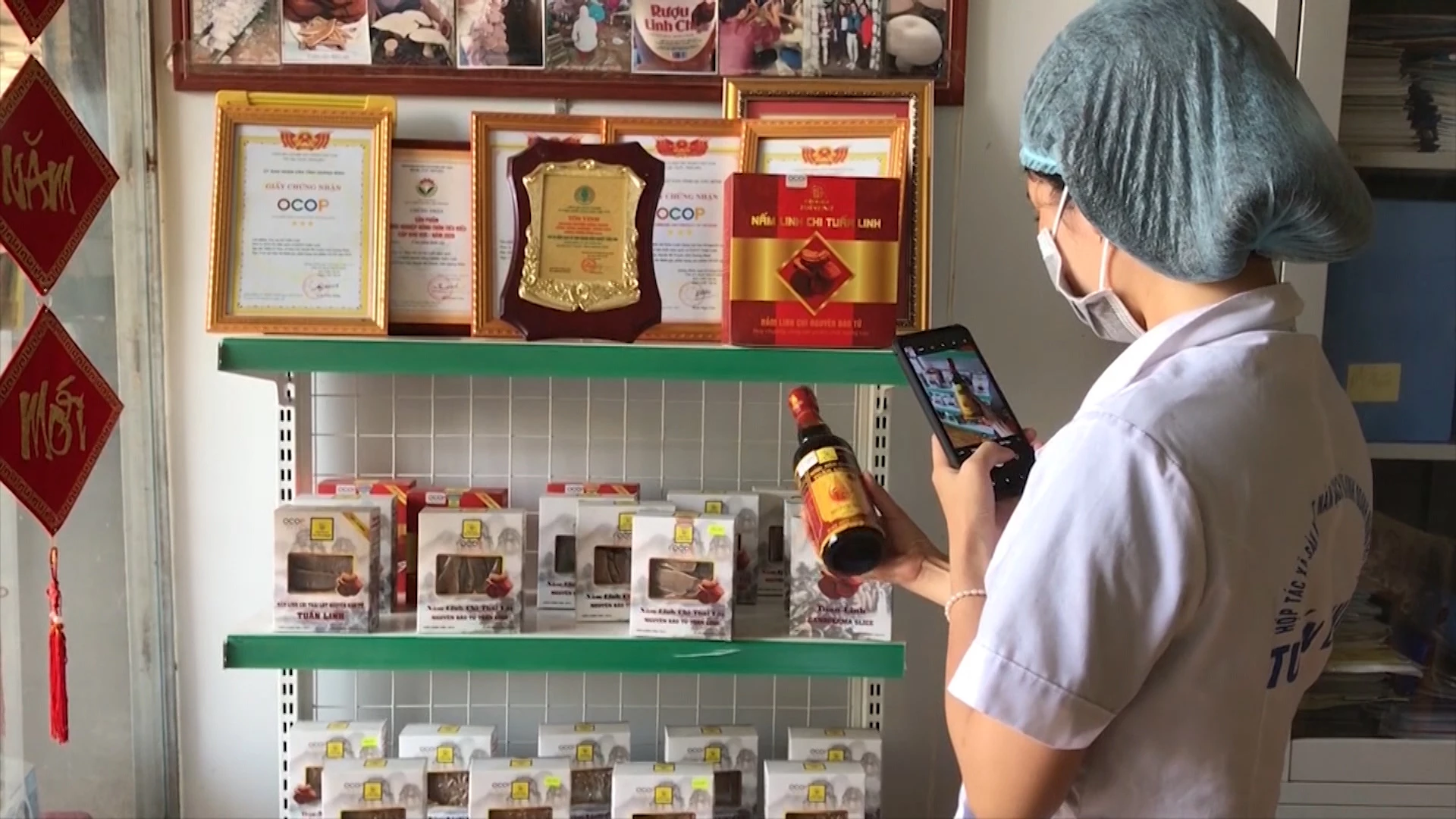 Người tiêu dùng cần kiểm tra kỹ thông tin sản phẩm trước khi mua - Ảnh: T.L